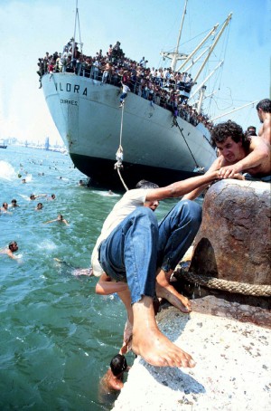 La nave Vlora al porto di Bari. Agosto 1991