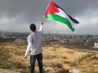 palestinese con la sua bandiera
