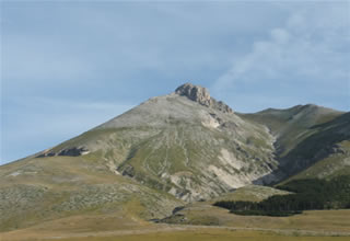 Gran Sasso: Monte Camicia versante meridionale, vista da Fonte Vetica sull'altopiano di Campo Imperatore