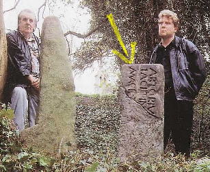I Ricercatori Alan WILSON e
Baram BLACKETT, sulla tomba
Probabilmente di ARTHUR*II:
vi si legge chiaro 'ARTORIUS'