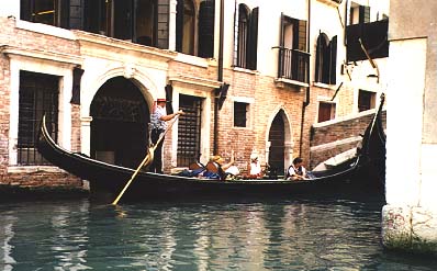 Gondola in un canale Veneziano