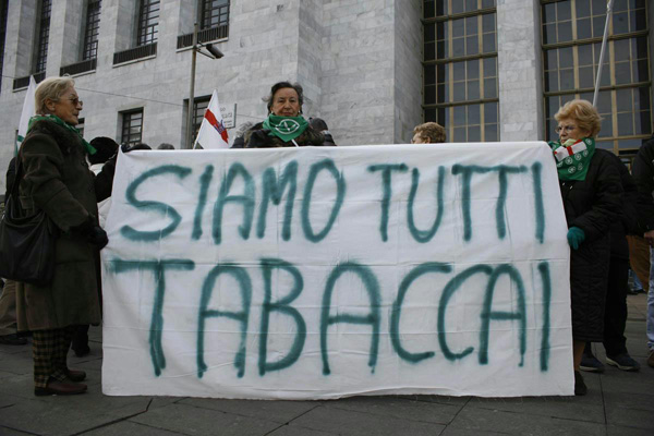 manifestazione lega tabaccaio milano siamo tutti tabaccai