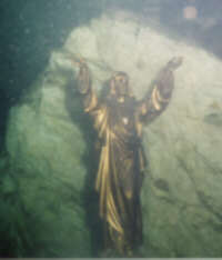 La statua del Cristo degli Abissi immersa nelle acque del Lago Maggiore