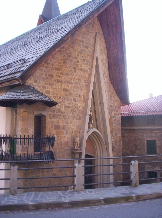 La particolare facciata in pietra detto in dialetto "Caprone"