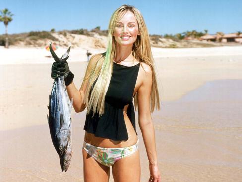 Adriana Sklenarikova in spiaggia Pesce in mano