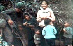 Soldati americani fanno irruzione in un villaggio Vietnamita