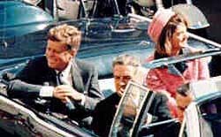 Kennedy e la moglie Jaqueline il 22 novembre 1963, pochi minuti prima dell'attentato