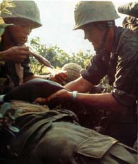 Marines USA prestano soccorso ad un compagno ferito nei pressi di Hanoi