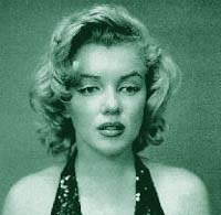 Marilyn in un'espressione insolitamente preoccupata e seria