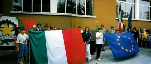 Alunni con le bandiere d'Italia ed Europa