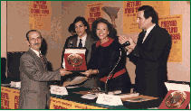 Latina - 23 aprile 1983 - Premio Nettuno D'oro - la presentatrice Rai, Nicoletta Orsomando, consegna il Premio 