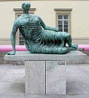possente figura femminile di Henry Moore