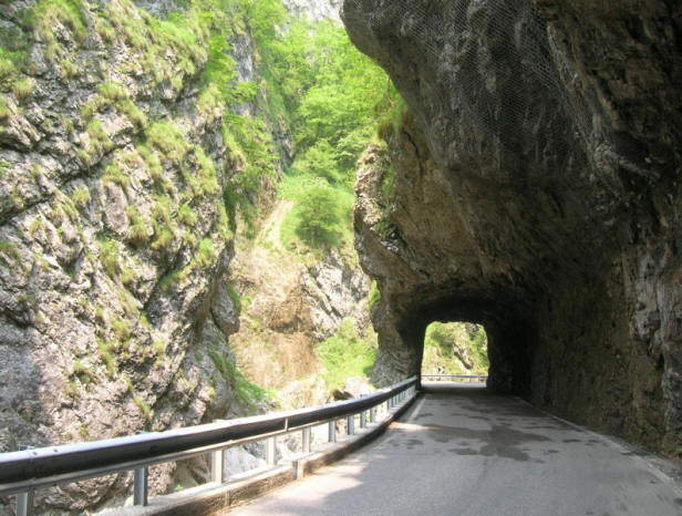 Galleria nella viva roccia in val Taleggio, il torrente Enna scorre a sinistra