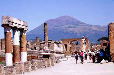The Vesuvio overlooking the Pompei's ruins