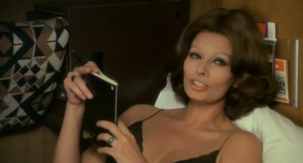 Sofia Loren in sottoveste nera foto 4