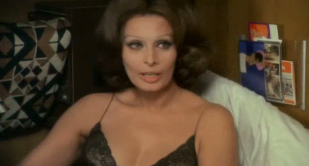 Sofia Loren in sottoveste nera foto 5