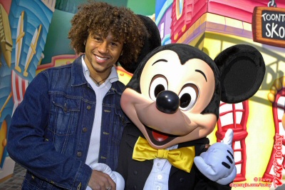 Corbin Bleu canta This Christmastime in Disney Channel Holiday