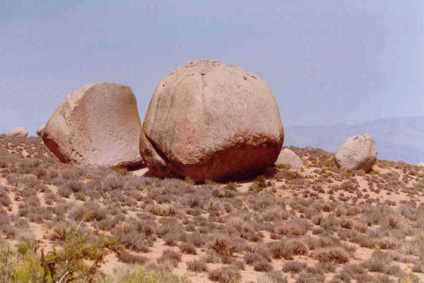bishop-buttermilk-the peabody boulders.jpg (44162 byte)