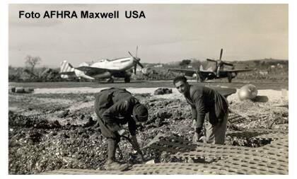 Marzo 1945, aeroporto di Mondolfo, operai civili posano alcune lastre d'acciaio per completare una delle piste. Foto AFHRA Maxwell USA
