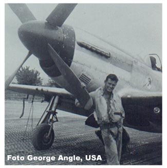 1945, Il Capitano George Angle davanti a un caccia P.51 Mustang nel campo di Piagiolino.
( Foto George Angle, USA )