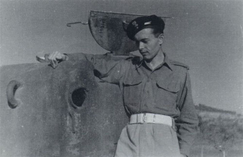 Il comandante del carro, Albin Sokalski, tornato a Mondolfo nel 1945, in posa sul relitto del suo carro armato vicino al foro di entrata del proiettile tedesco.