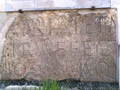 Epigrafe funeraria del 1 secolo d.C. presente sulla facciata della Chiesa Madre