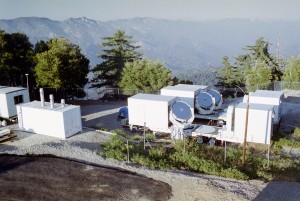 L'Infrared Spatial Interferometer (ISI) è costituito da tre telescopi da 1,65 metri di diametro, la cui distanza può variare da un minimo di 4 a un massimo di 70 metri. Credit: David Hale 2006