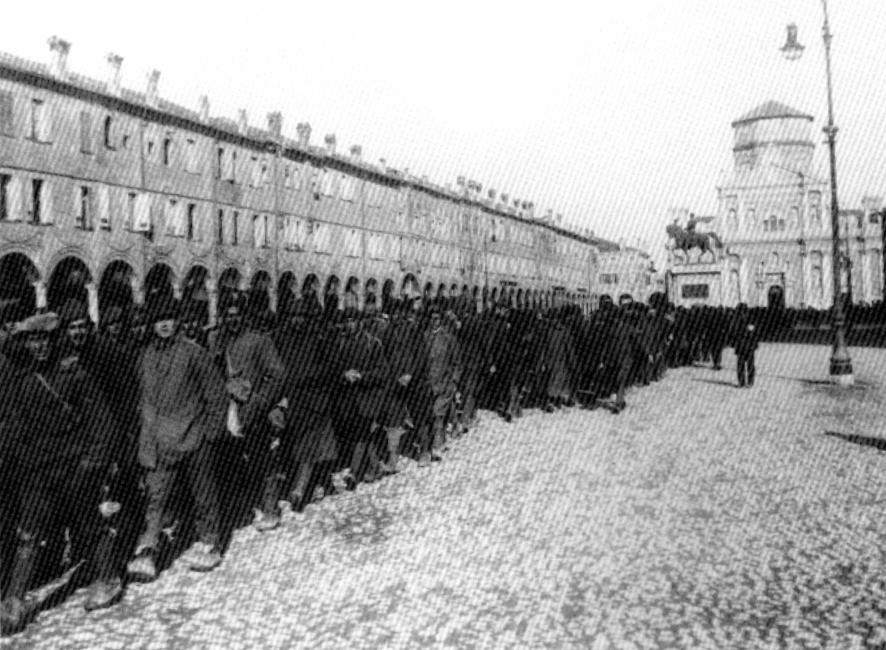 1918 - ex prigionieri in marcia sulla piazza di Carpi