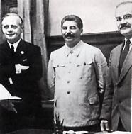 Da sinistra Ribbentrop, Stalin, Molotov