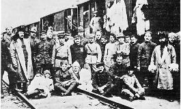 Soldati alleati ad Arcangelo, alpino terzultimo a sinistra
