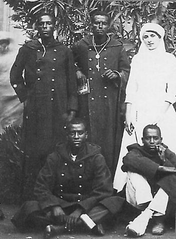 Crocerossina con soldati di colore coloniali italiani