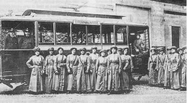 Donne in servizio di biglietteria sui tram a Milano