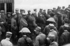 Carabinieri sorvegliano prigionieri dell'Alleanza