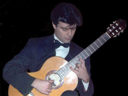 Cristiano Porqueddu con chitarra - foto artistica