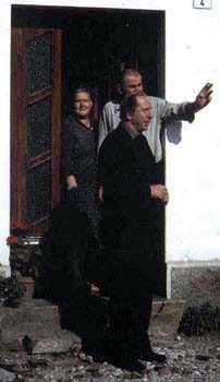 sulla soglia di casa in Friuli con il fratello e la cognata (1982)