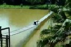 Ubriaco su ponte mobile (Funny Video)