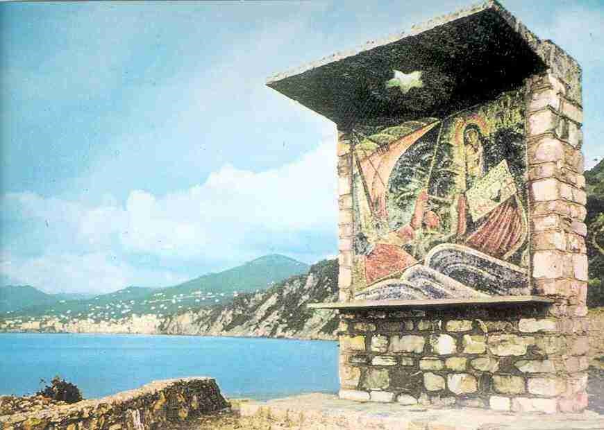 La classica cartolina dell'edicola della Stella Maris, con Camogli sullo sfondo