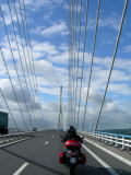 Il passaggio (gratuito per le moto) sul Ponte di Normandia