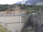 La diga del Vajont: il materiale dell'immensa frana non solo ha riempito lo spazio del lago, ma  anche pi alto della diga stessa!!!