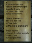 La targa a ricordo di Marcello Bertolani: il Giau era il suo Passo pi amato...