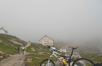 Il Rifugio Locatelli compare nella nebbia