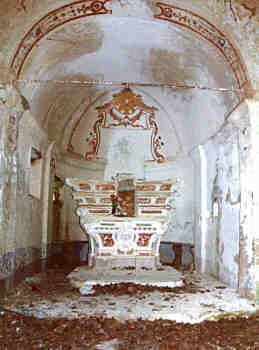 interno della chiesa di Reneuzzi