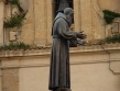 Padre Gioachino in Piazza IV Novembre sembra invocare la pace