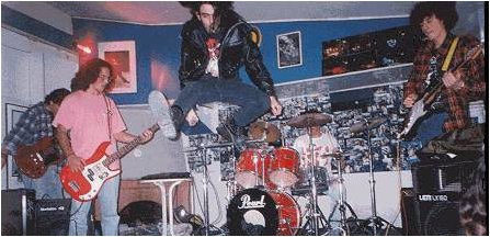 STRIKNINA live, 1995. Da sinistra: Terremoto, Max, Simone, Mirko, Daniel.