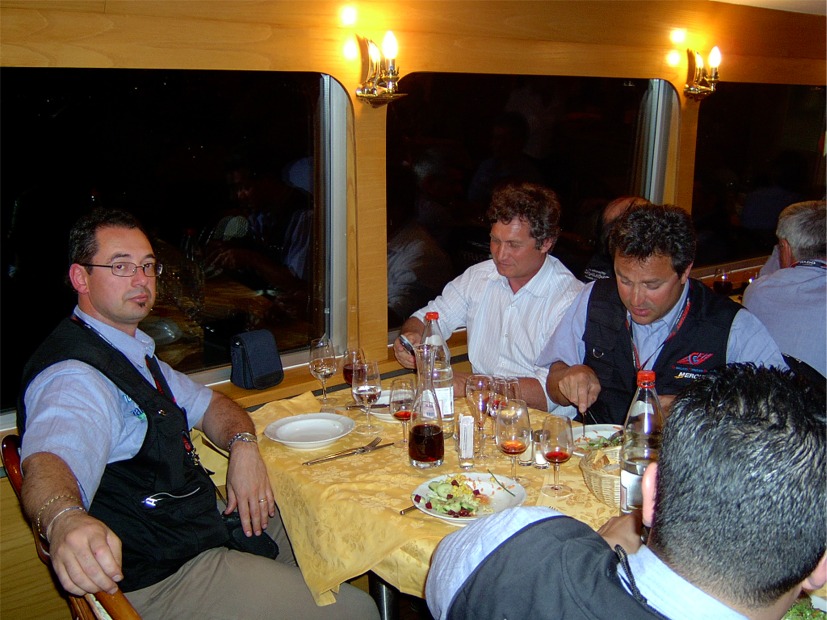 A cena con il Presidente Montavoci, Cesare, Antonello e Roberto che mi fotgrafa....