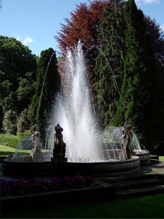 Spledida fontana all'interno dei giardini di Villa Taranto