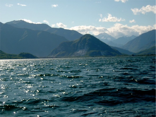 Moto agitato del lago Maggiore