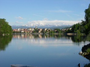 Ticino a Sesto Calende con sfondo Monte Rosa innevato
