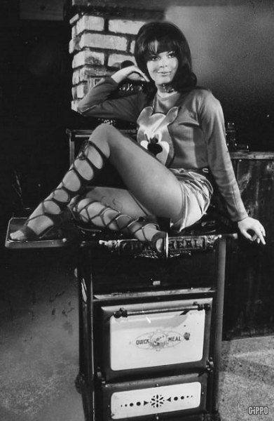 mini-shorts woman 1970s
