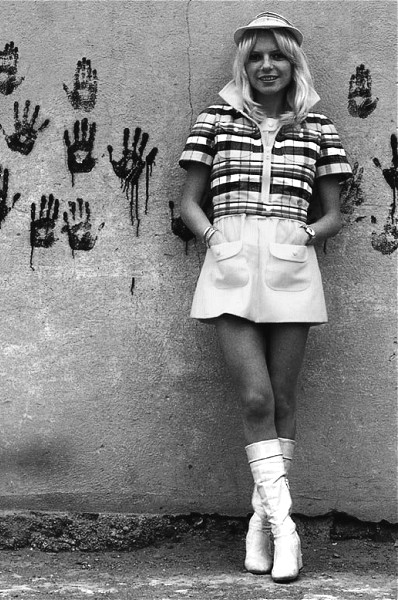 Résultat de recherche d'images pour "la mini jupe dans les années 60"